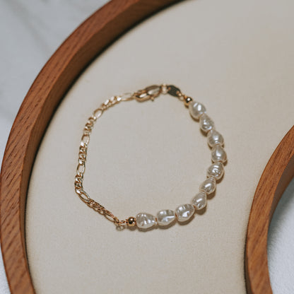 Pearl and Figaro Chain Bracelet