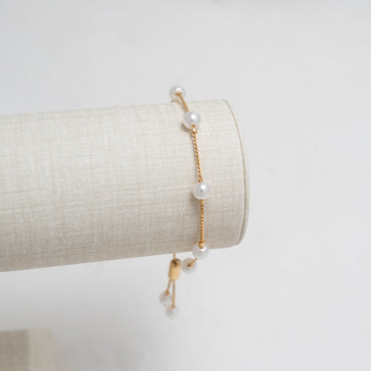 Versatile and Sophisticated Pearl Bracelet in Gold, ideal for any occasion.