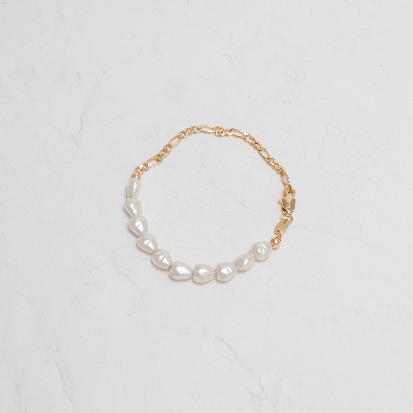 Elegant Pearl and Figaro Chain Bracelet, a unique blend of classic and contemporary design.