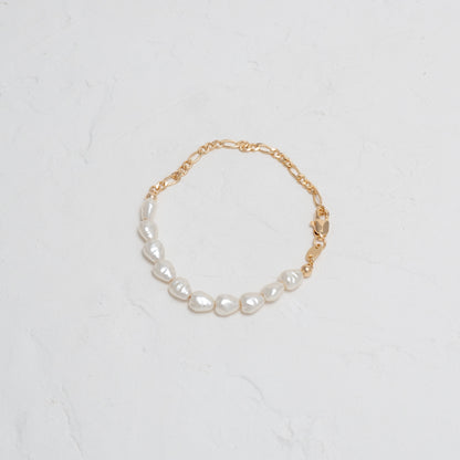 Elegant Pearl and Figaro Chain Bracelet, a unique blend of classic and contemporary design.