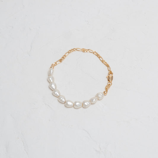 Elegant Pearl and Figaro Chain Bracelet, a unique blend of classic and contemporary design.