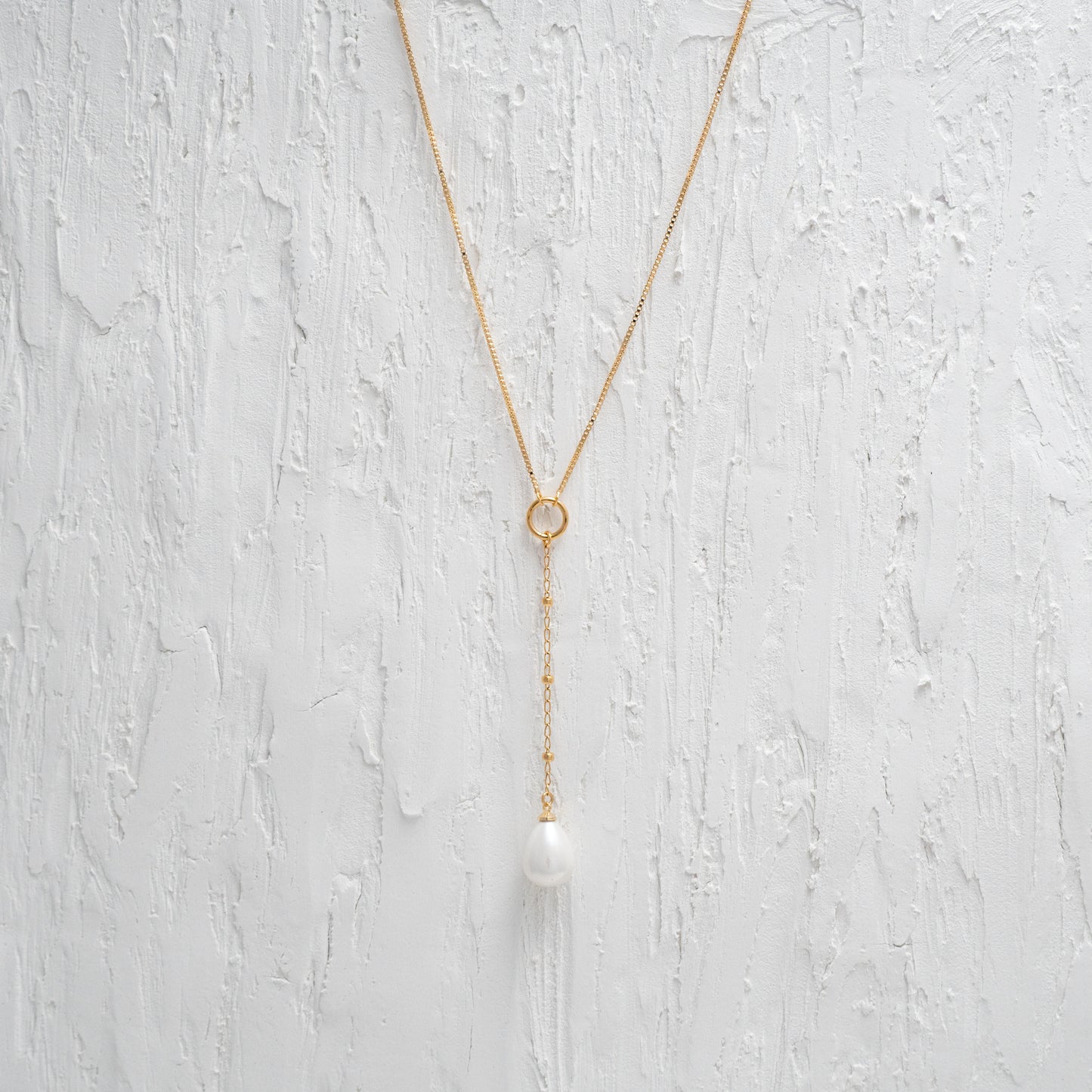 Elegant Gold and Pearl Y Necklace, combining timeless style with modern elegance.