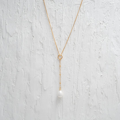 Elegant Gold and Pearl Y Necklace, combining timeless style with modern elegance.