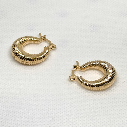 Ribbed Gold Closed Hoop