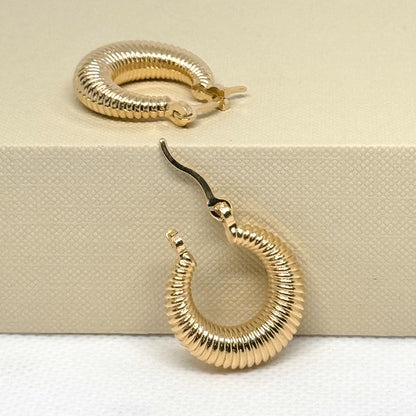 Ribbed Gold Closed Hoop