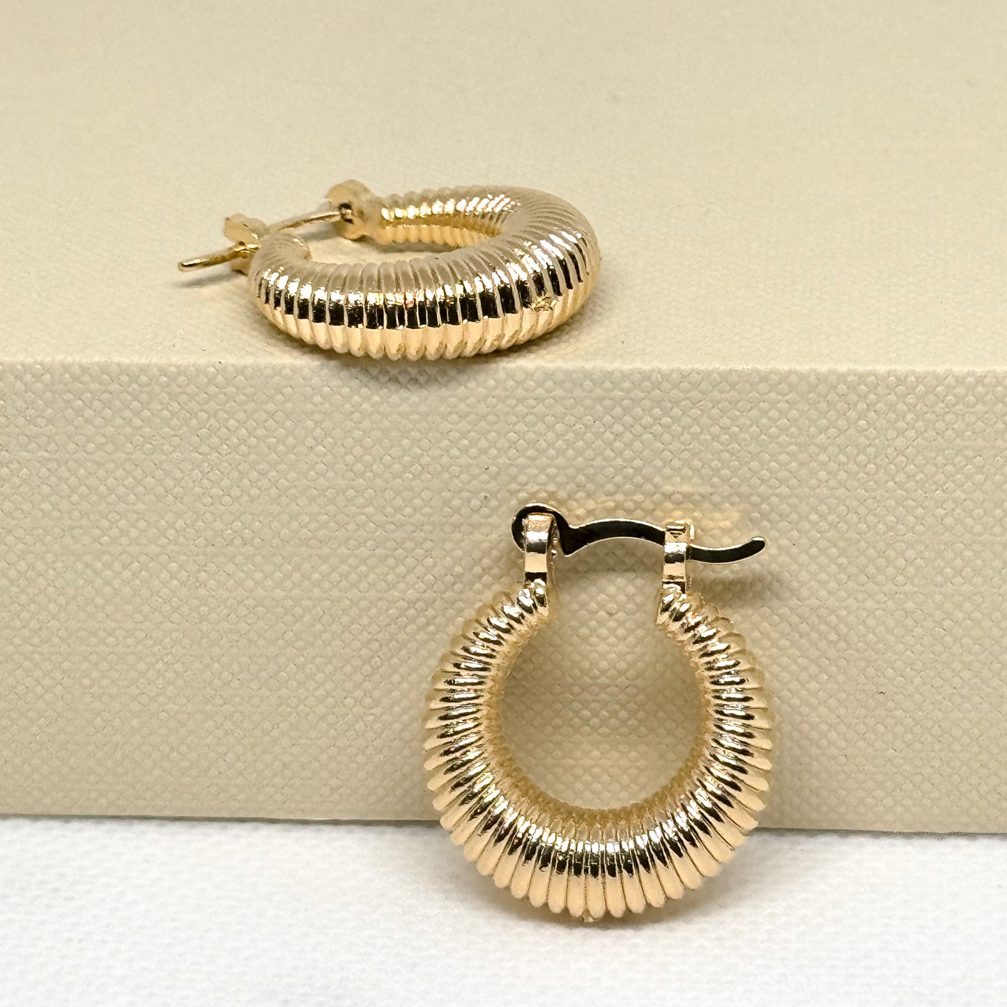 Ribbed Gold Closed Hoop