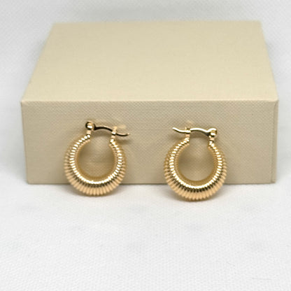 Ribbed Gold Closed Hoop